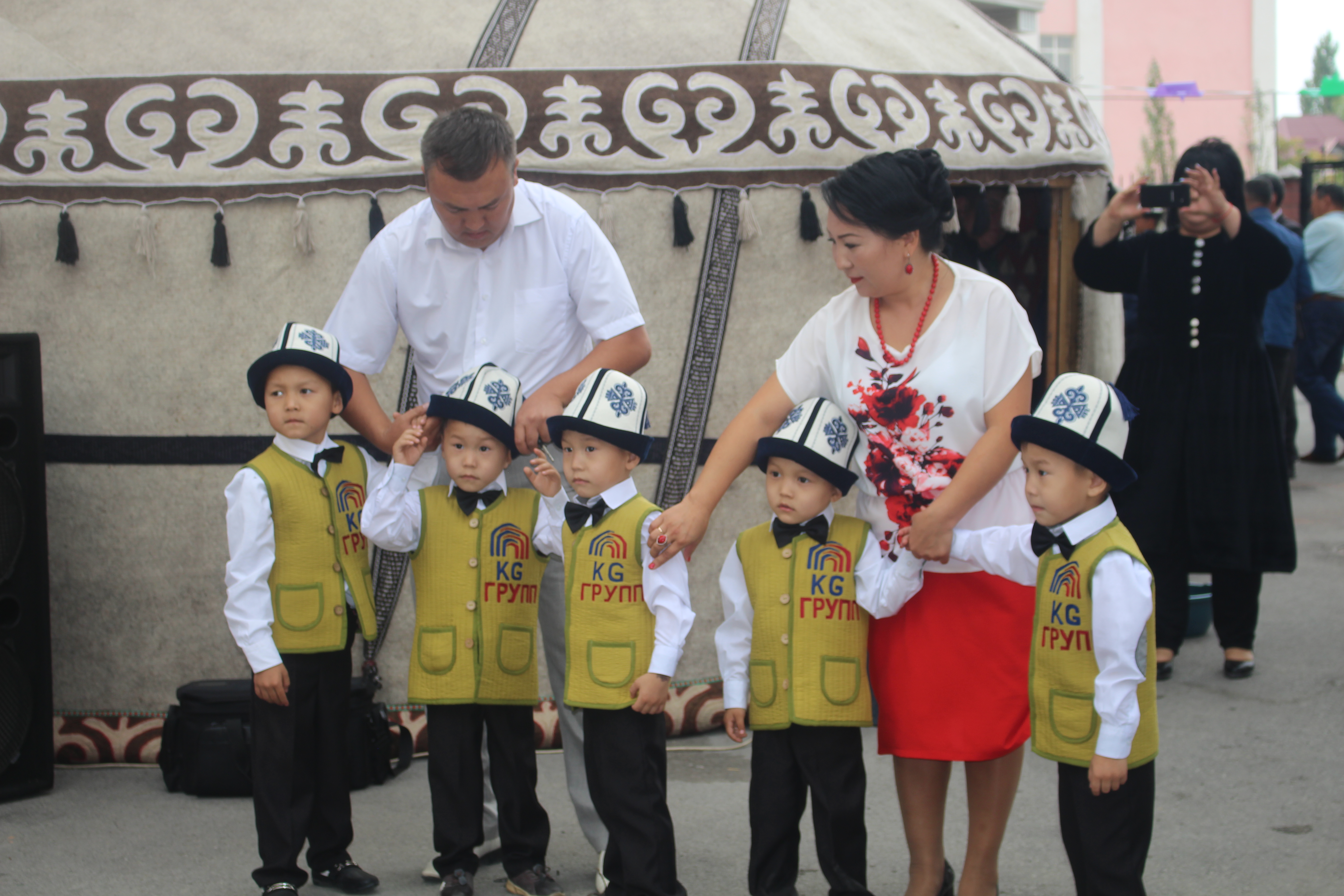 Бишкекте төрт эм төрөлгөн үй-бүлөлөргө батир берилди (Видео)