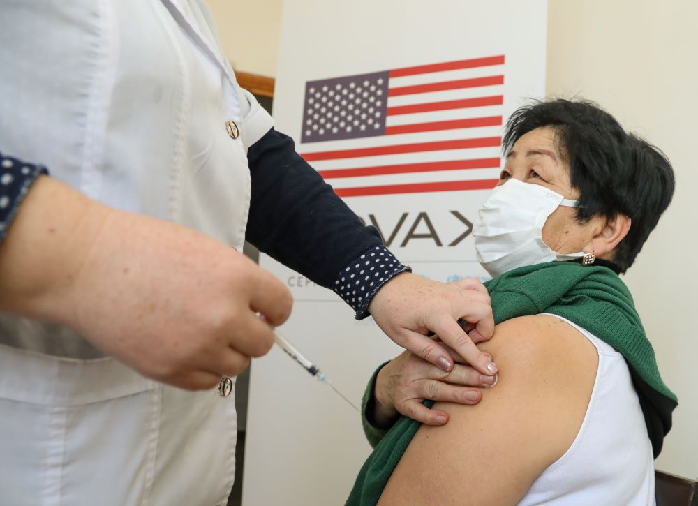 АКШ Кыргызстанга Pfizer вакцинасынын жаңы партиясын алып келди