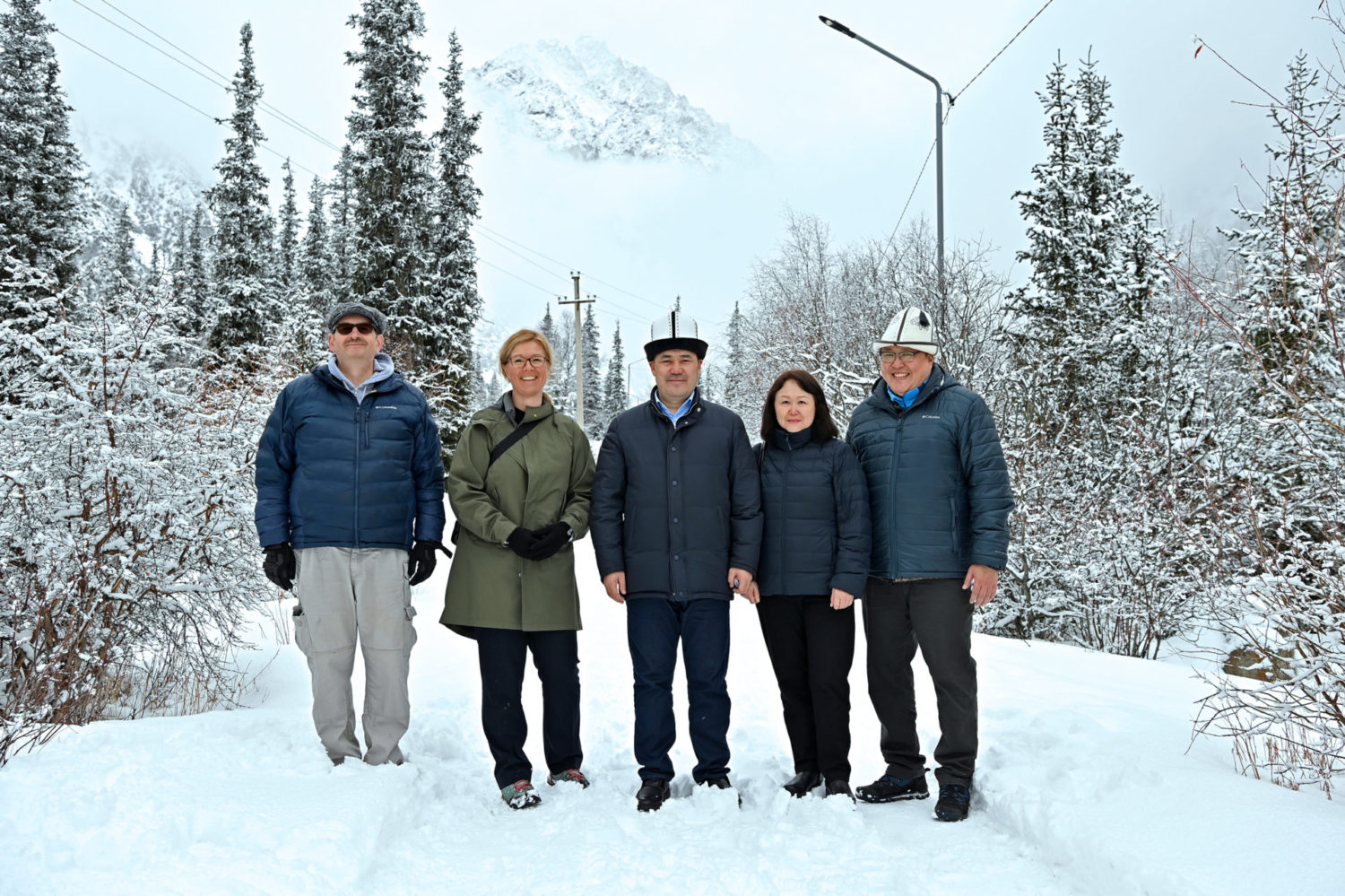 Президент эл аралык уюмдардын өкүлдөрү менен Кыргызстандагы экологияны сактоо маселесин талкуулады (Фоторепортаж)
