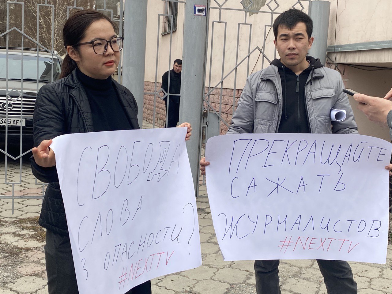 Бишкекте Next TV каналын колдоо митинги өтүп жатат