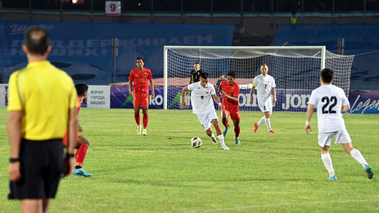 Президент Жапаров Кыргызстан жана Мьянманын курама командаларынын футбол беттешине барды