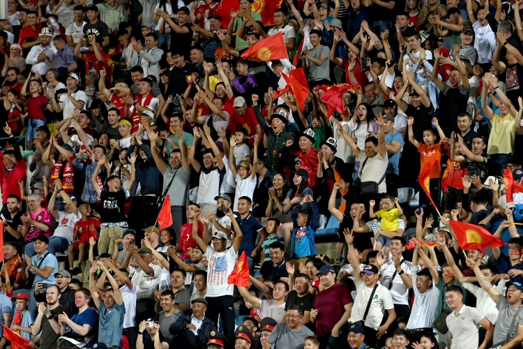 Президент Жапаров Кыргызстан жана Мьянманын курама командаларынын футбол беттешине барды