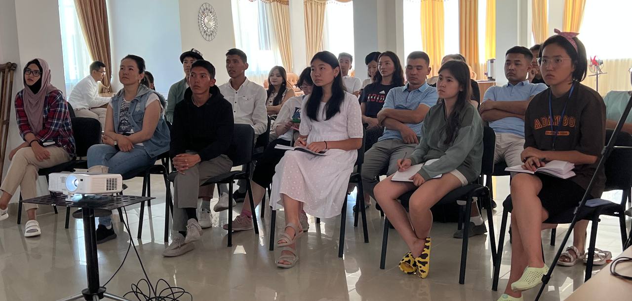 Жаш активисттер жана белгилүү ишмерлер  Кыргызстандын өткөнүн, учурдагы абалын жана келечегин талкуулоого чогулушту  
