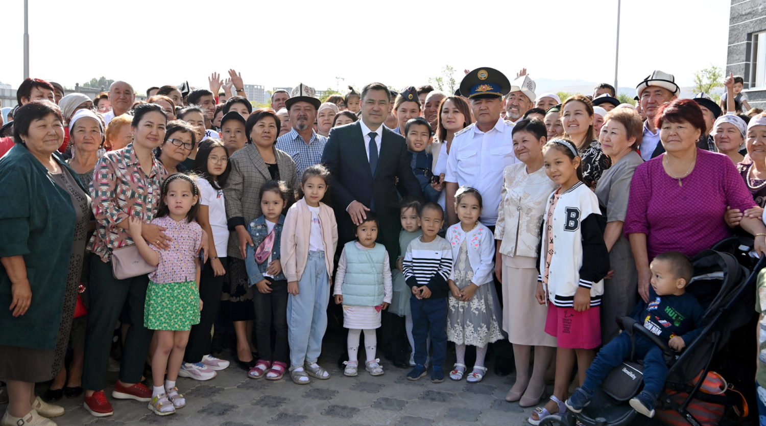 Президент улуттук коопсуздук органдарынын кызматкерлерине жаңы батирдин ачкычтарын тапшырды