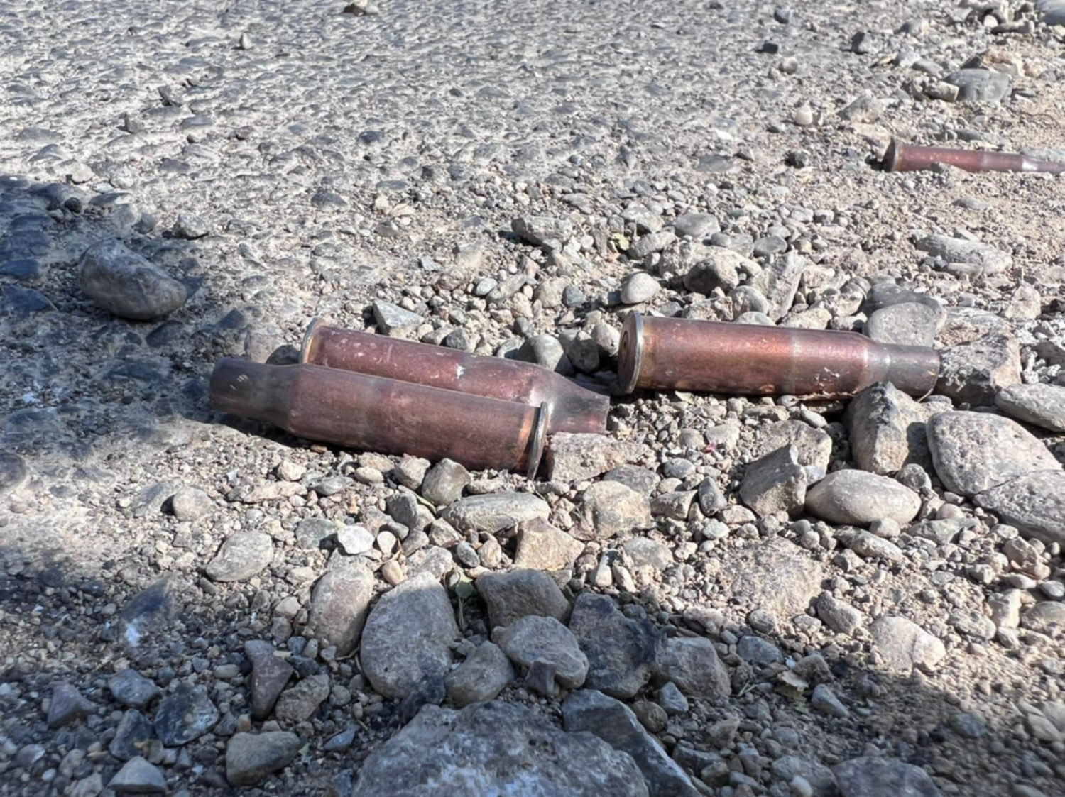 Тажикстандын куралдуу агрессиясынын кесепетинен Баткендеги талкаланган объектилер. Пресс-тур (Сүрөттөр)