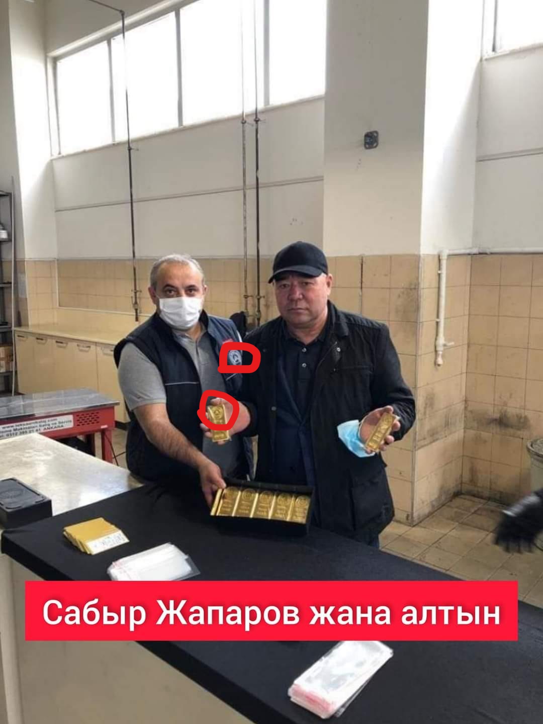 Фактчекинг: Сабыр Жапаровдун алтын кармап турган сүрөтүн текшеребиз