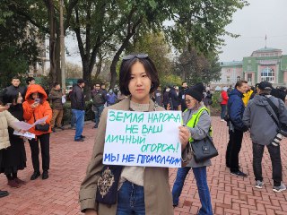 Саясатчы, активисттердин жапырт камалышы жана Кемпир-Абад маселеси боюнча Бишкекте жөө жүрүш уюштурулду (Видео)