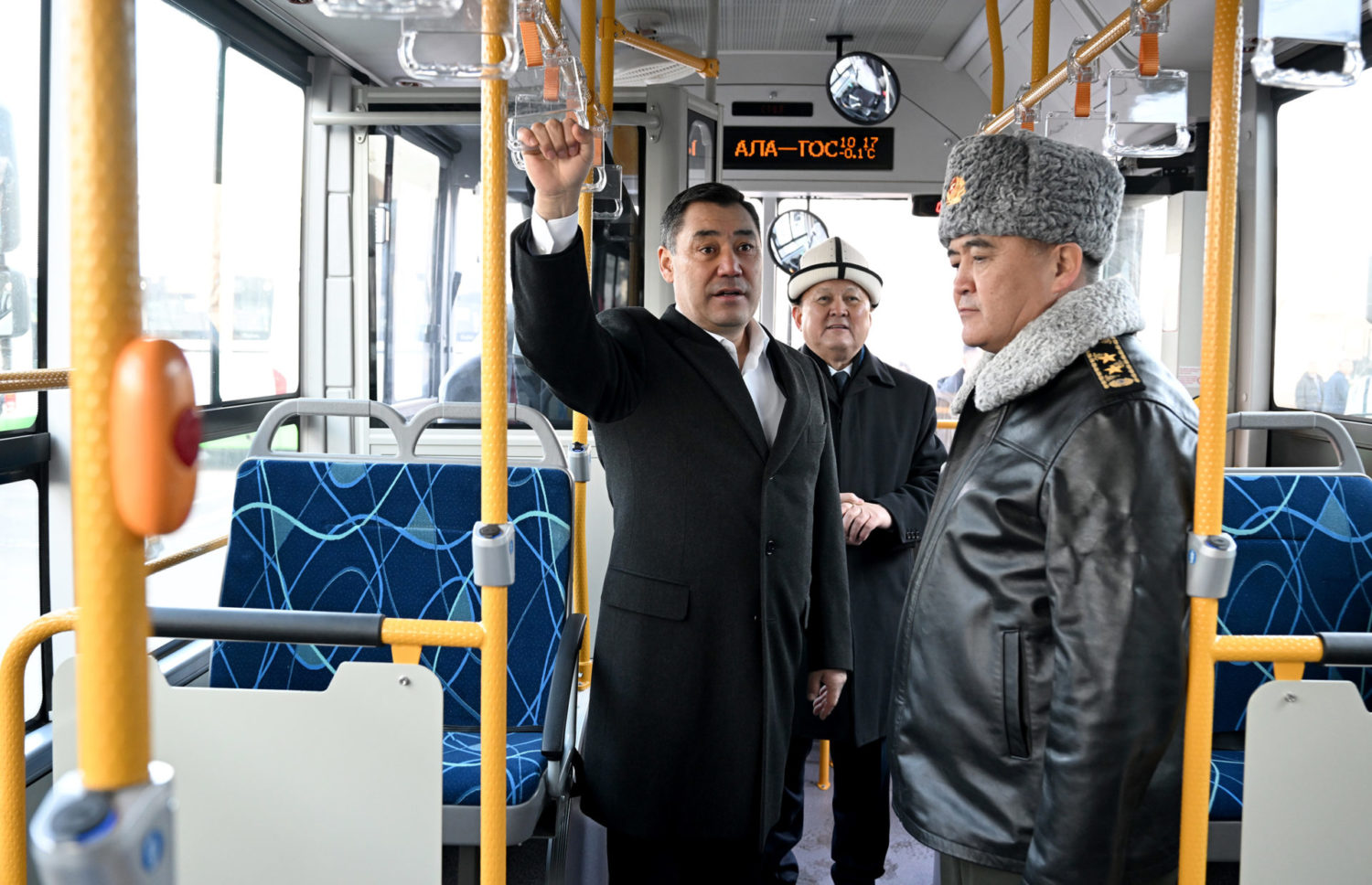 Бишкекте адистештирилген техника жана автобустарды тапшыруу аземи өттү  