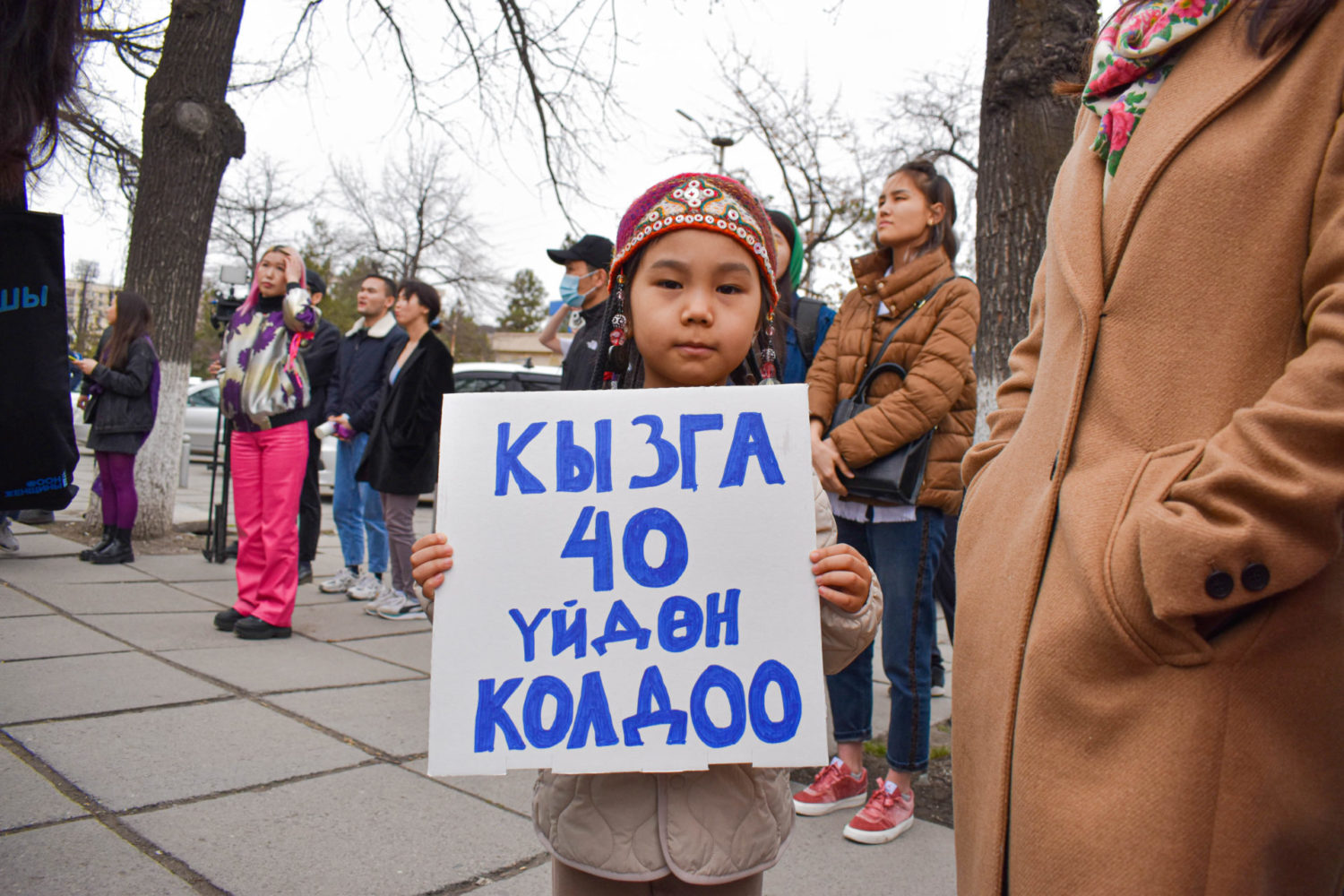Бишкекте аялдардын тилектештик маршы өттү (Фоторепортаж)