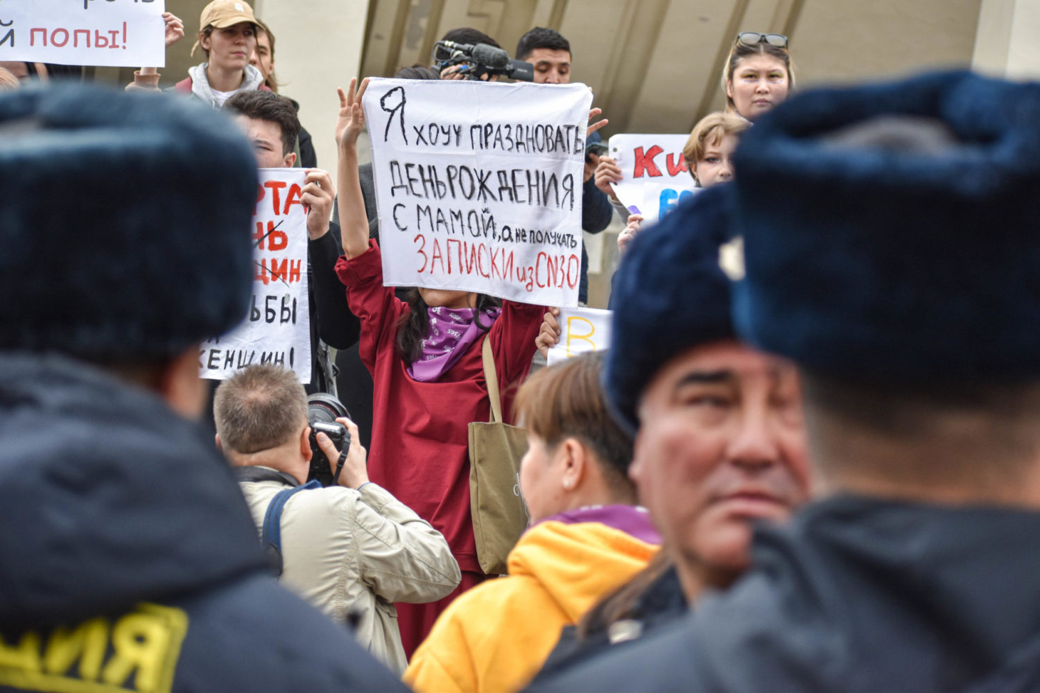Бишкекте аялдардын тилектештик маршы өттү (Фоторепортаж)