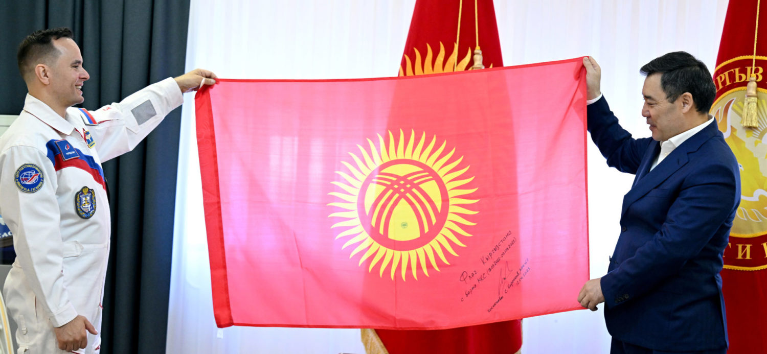 Президент Кыргызстанда туулуп-өскөн космонавт Сергей Корсаков менен жолугушту   
