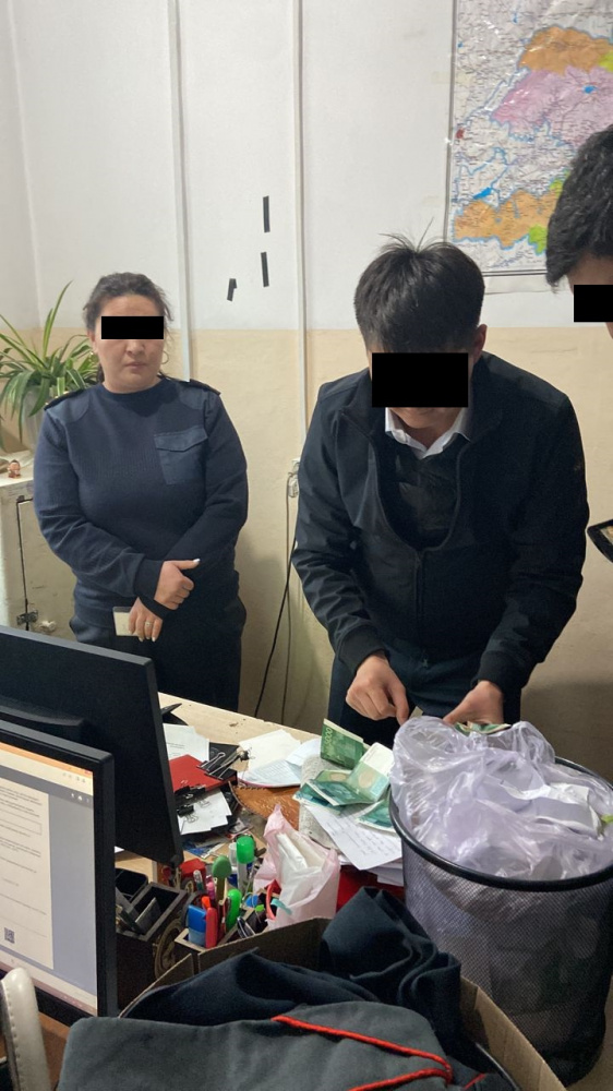 Бишкек шаарынын Свердлов ИИБ тергөөчүсү акча опузалоо менен кармалды