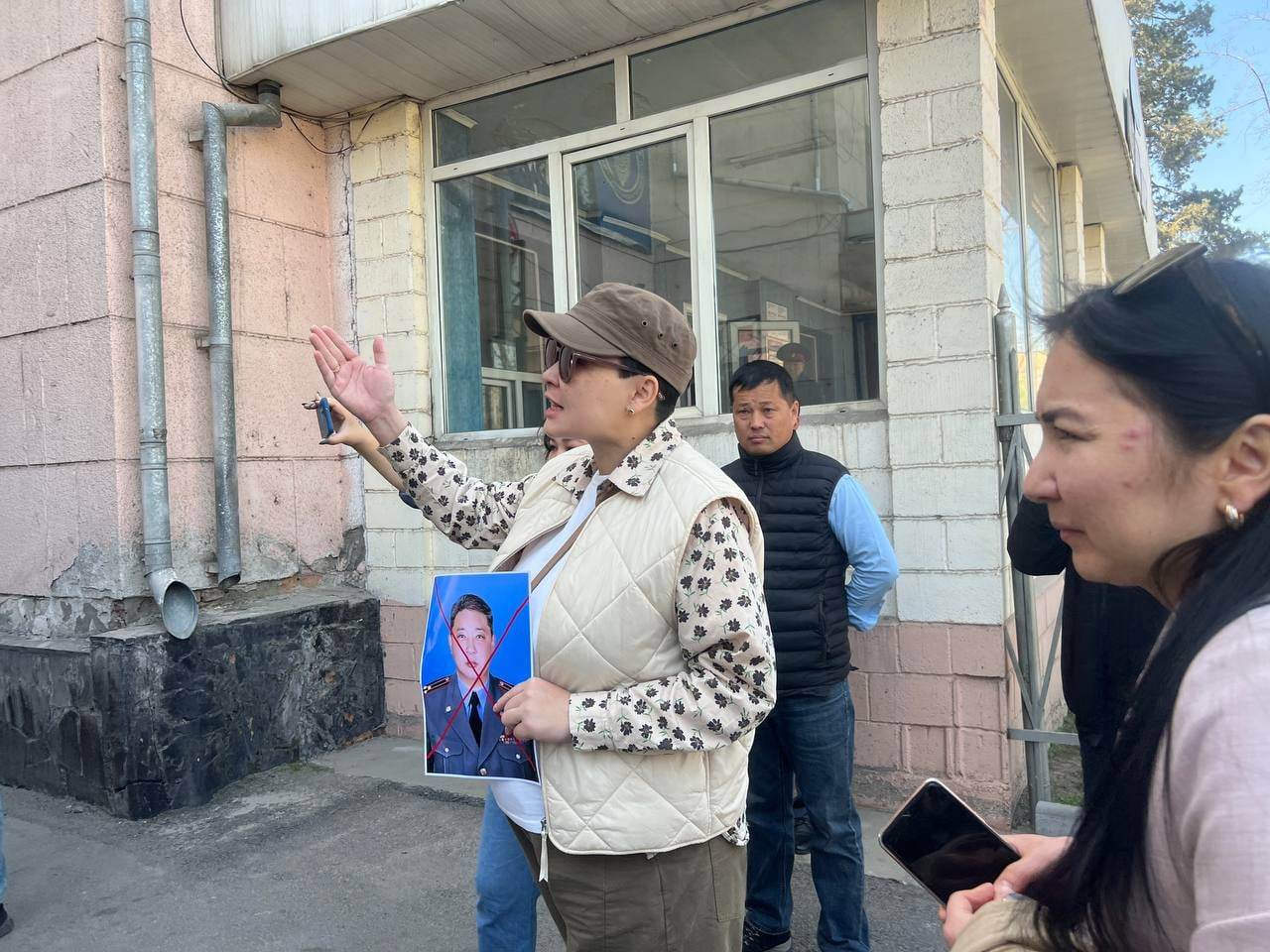 "Ногойбаев кетсин!" Бишкек ИИБ башчысынын отставкасы үчүн митингге чыгышты (Видео)