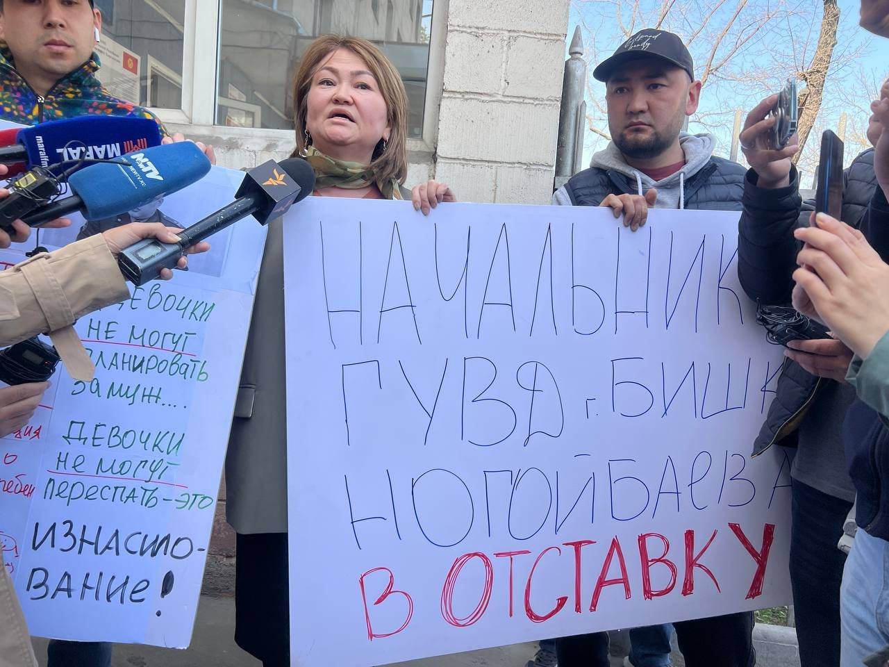 "Ногойбаев кетсин!" Бишкек ИИБ башчысынын отставкасы үчүн митингге чыгышты (Видео)