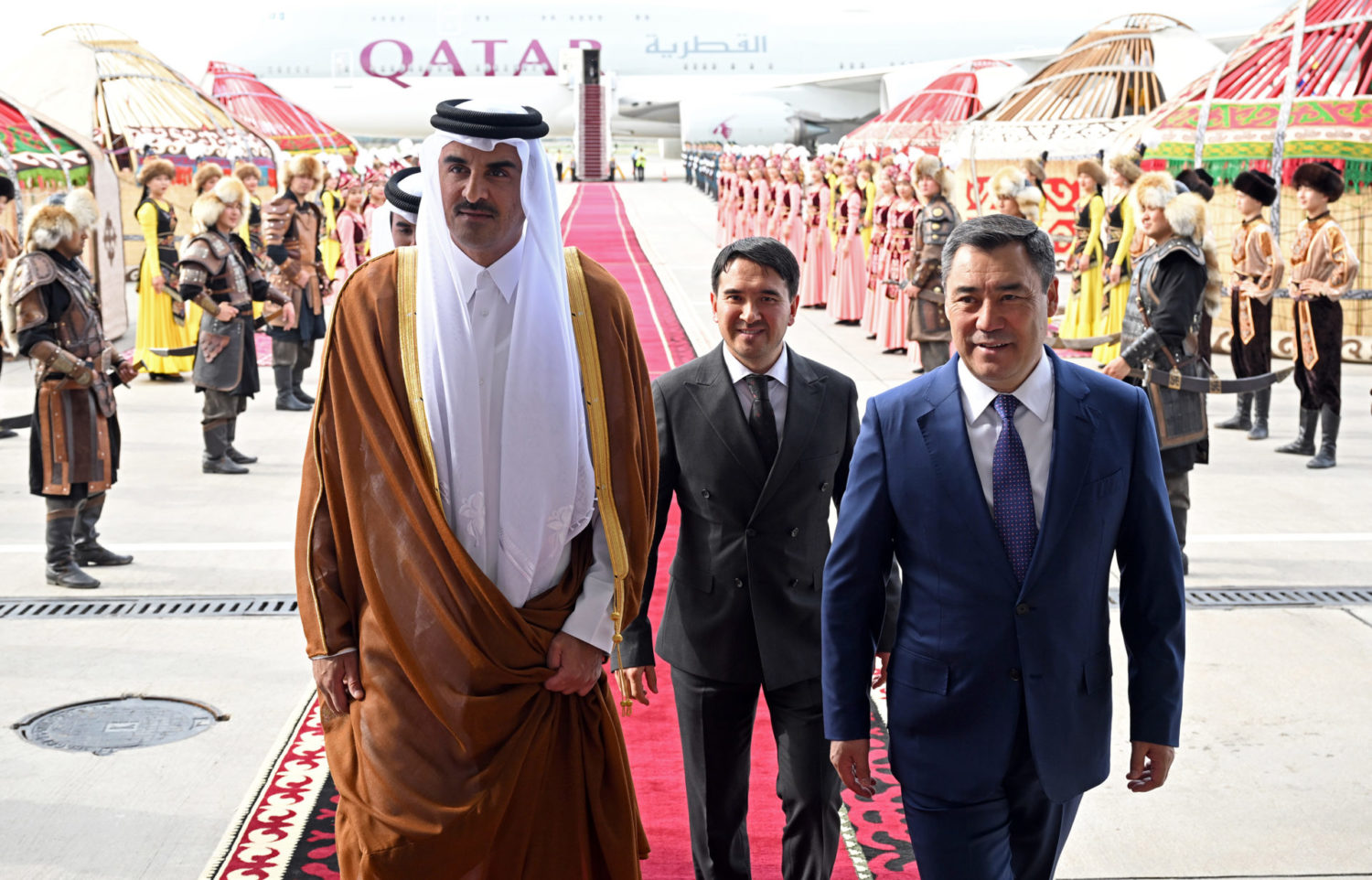 Катар эмиринин сапары: Өлкө лидерлери чакан жана кеңири курамда сүйлөшөт  
