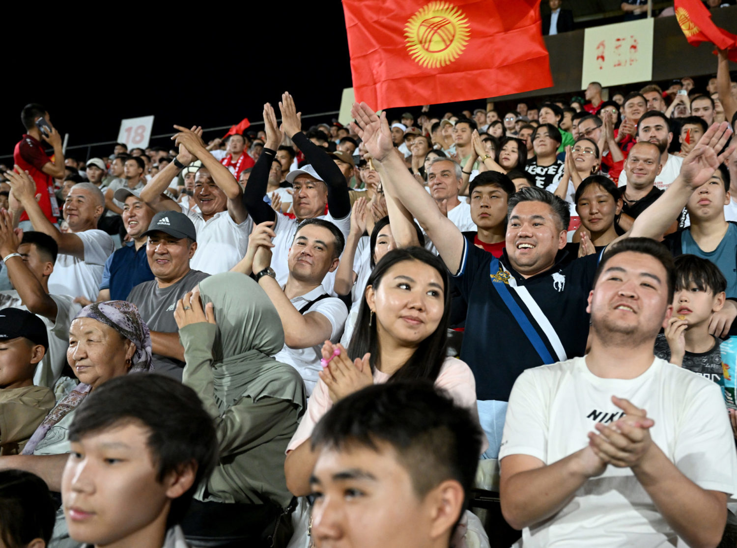 Президент Кыргызстандын футболчулар командасын колдоп барды