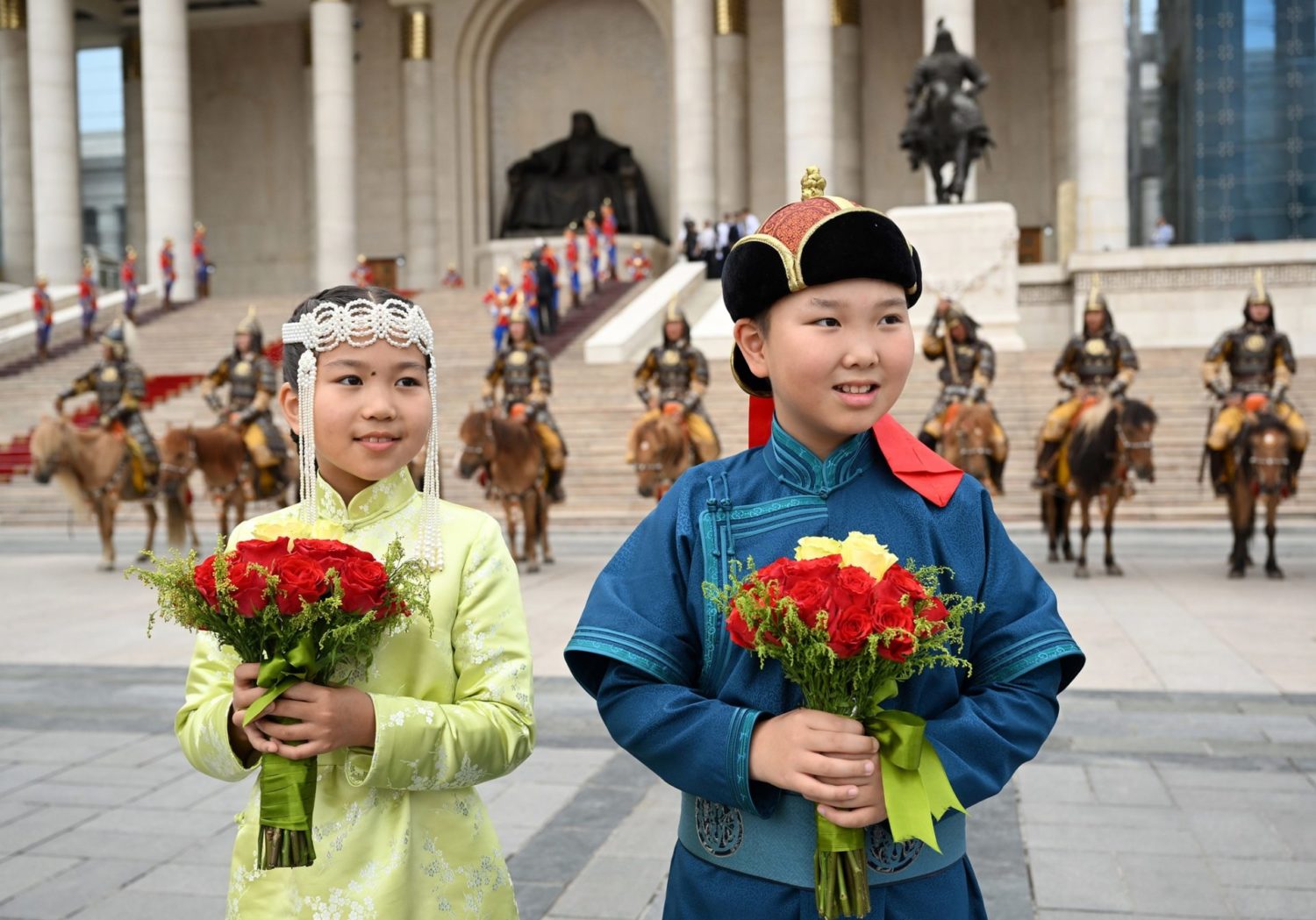 Садыр Жапаровдун Монголия президенти Ухнаагийн Хурэлсух менен расмий жолугушуу аземи болду
