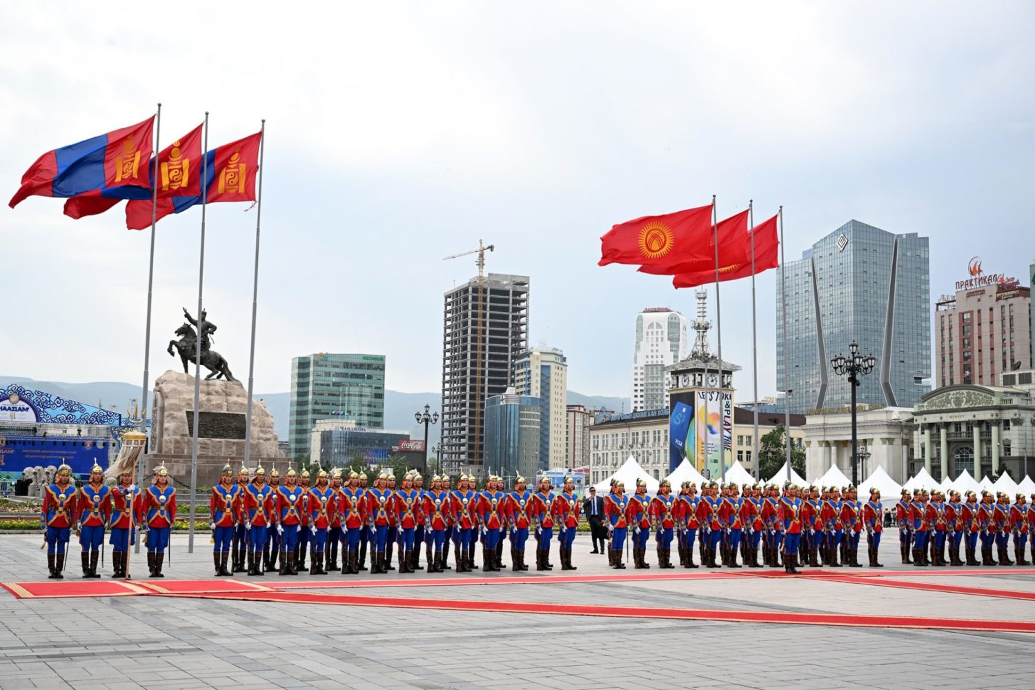 Садыр Жапаровдун Монголия президенти Ухнаагийн Хурэлсух менен расмий жолугушуу аземи болду