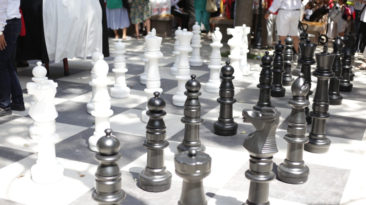 Бишкекте шахмат аллеясы ачылды