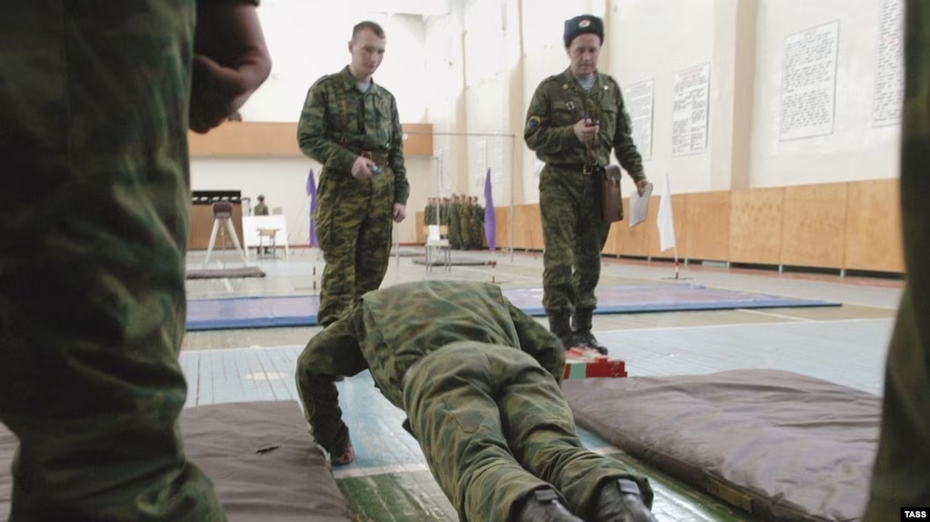 Reuters: Орусия казакстандыктарды жарнама аркылуу армияга тарта баштады