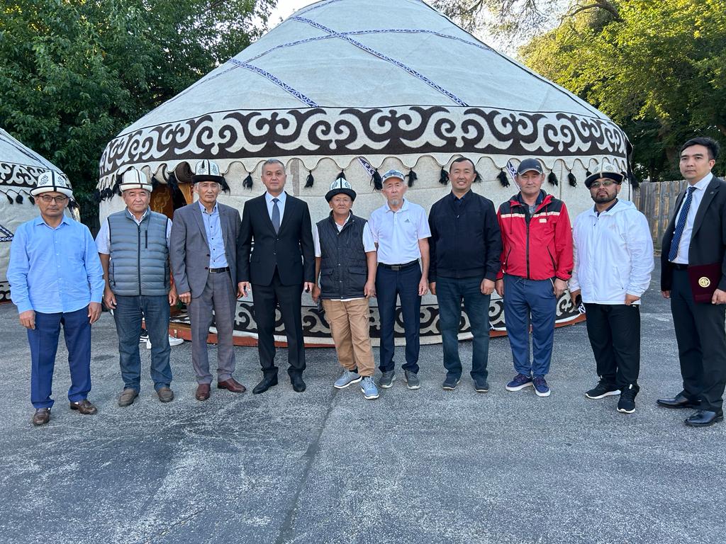Чикагодо «Kyrgyz Community Center» кыргыз коомдук уюмуна эки боз үй тапшырылды  