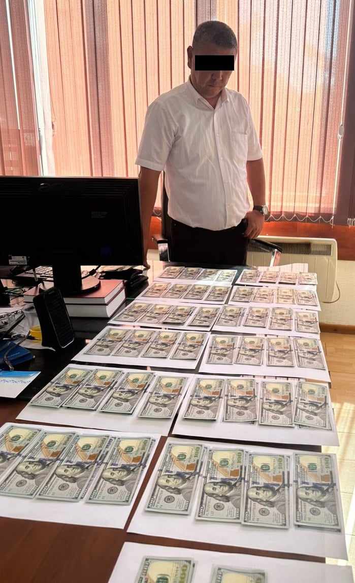 УКМК: Бишкек шаардык сотунун судьясы 5 миң доллар пара менен кармалды