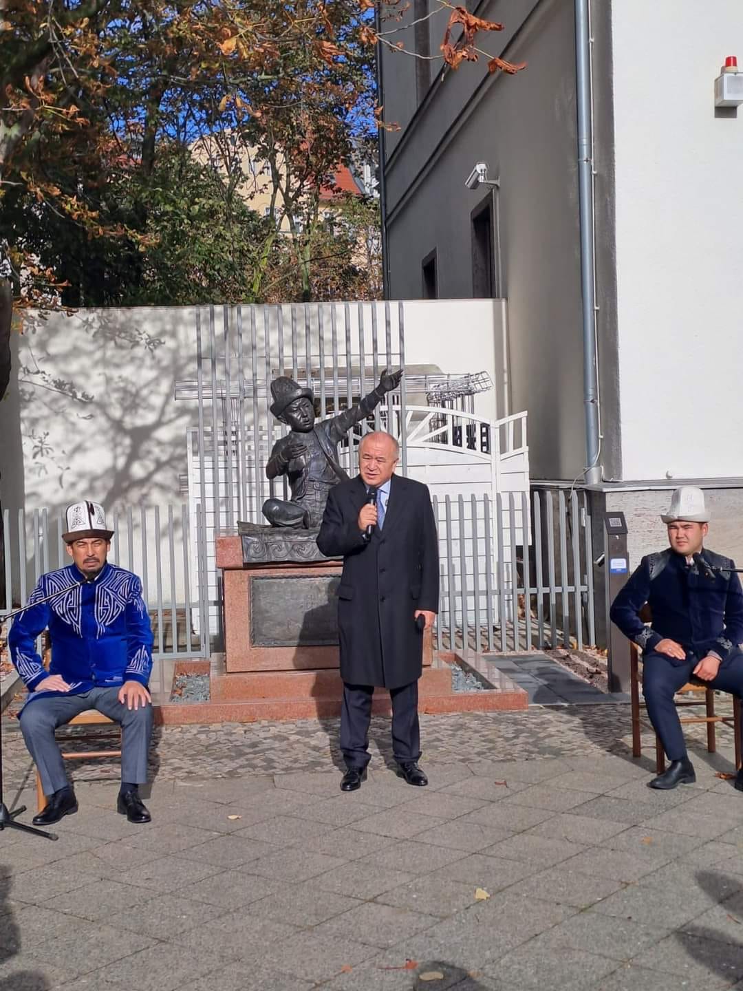 Берлин шаарында элчилик аймагында «Бала манасчы» айкелинин расмий ачылышы өттү  