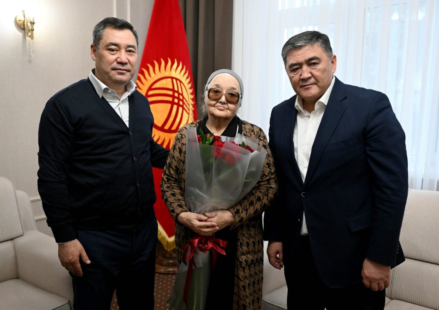 Исхак Раззаковдун кызы Элмира Раззаковага Кыргызстан жарандыгы ыйгарылды. Батир да берилди