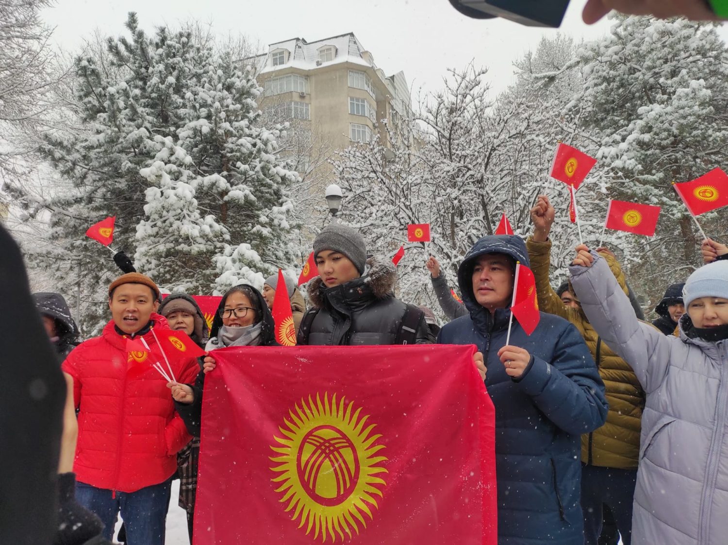 Бишкекте мамлекеттик тууну өзгөртүүгө каршы митинг өтүүдө #98736