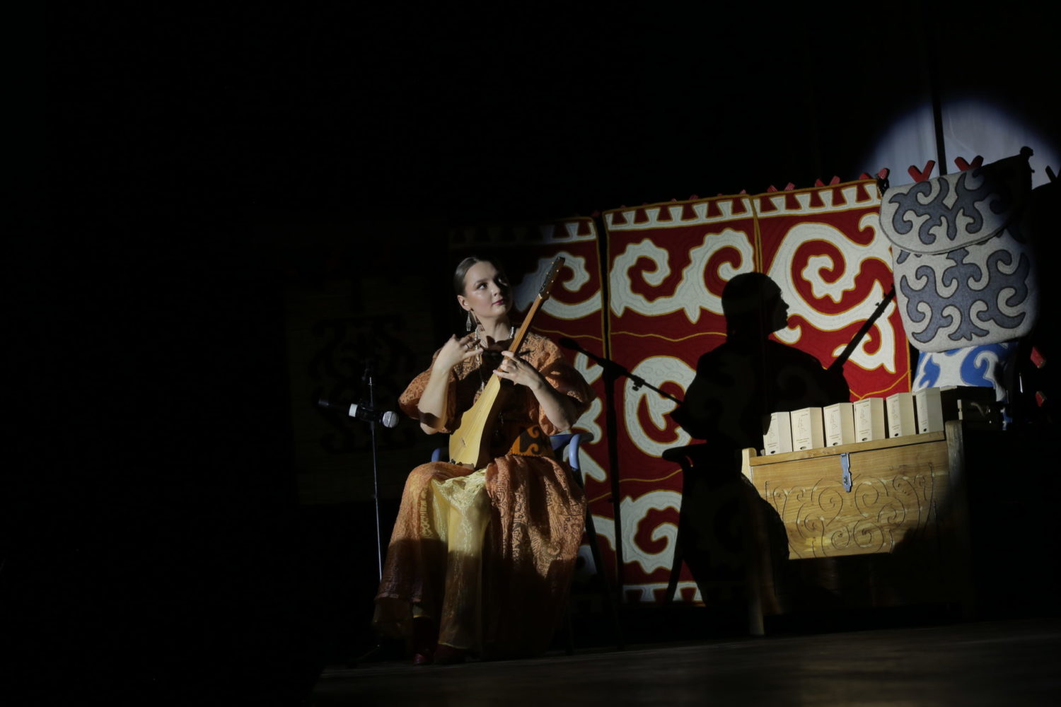 Бишкекте улуттук музыка жана бий тууралуу долбоордун бет ачары болду