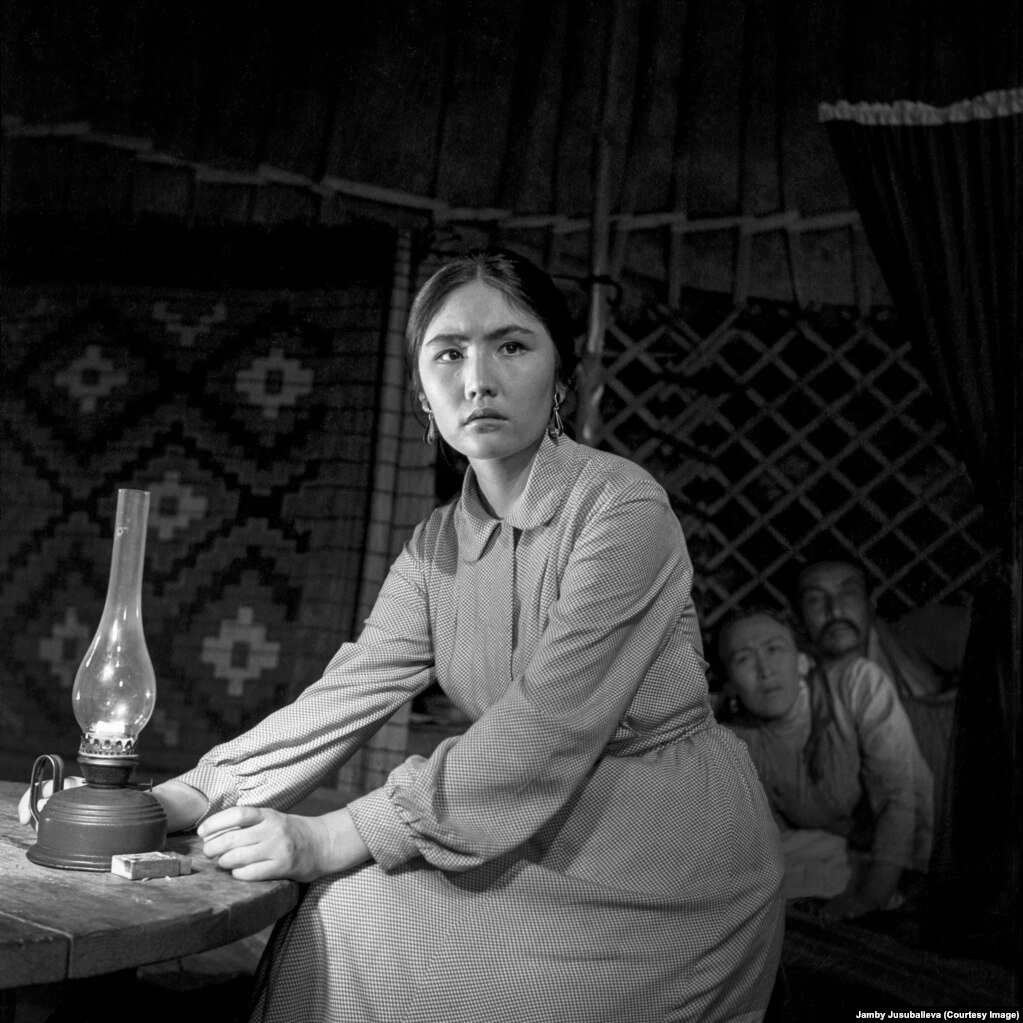 Санариптик эс-тутум: Кино дүйнөсүндөгү кыргыз аялдары тууралуу интернет эмнелерди билет?